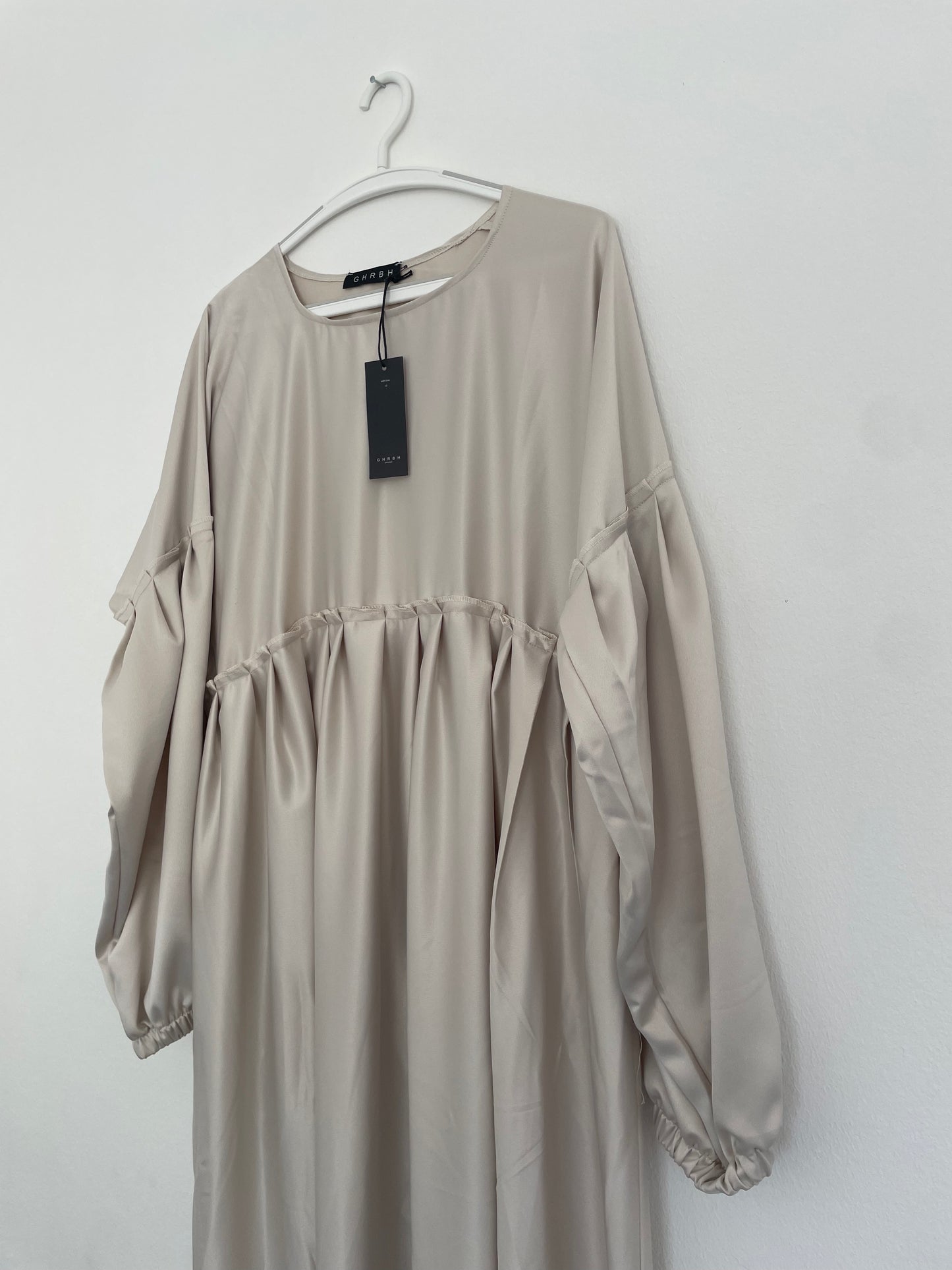 Ghalia Abaya in light beige, rose gold, purple silver, gold and babyblue