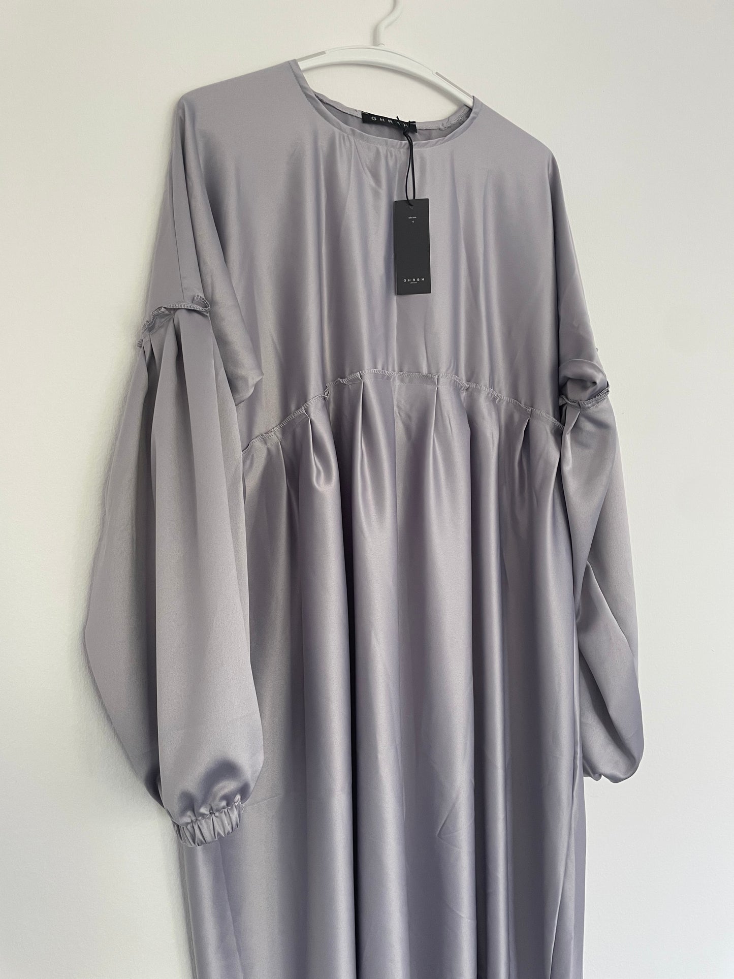 Ghalia Abaya in light beige, rose gold, purple silver, gold and babyblue